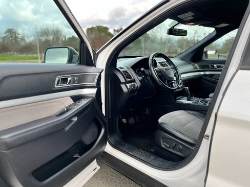 Used 2017 Ford Explorer XLT w/ Equipment Group 202A FWD image 9