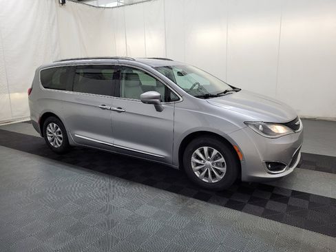 Used 2019 Chrysler Pacifica Touring-L w/ Advanced Safetytec Group FWD image 11
