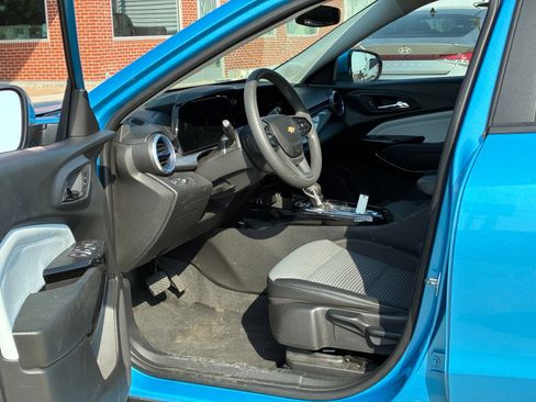 Used 2025 Chevrolet Trax LT FWD image 2
