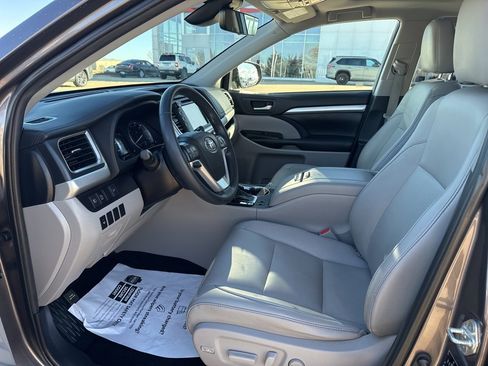 Used 2019 Toyota Highlander XLE image 7