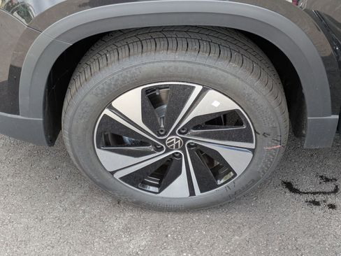 New 2026 Volkswagen Taos SE image 17