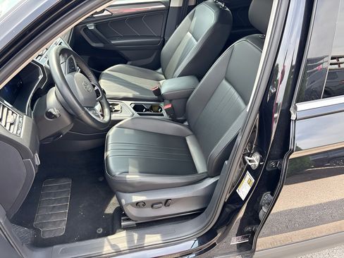 Used 2024 Volkswagen Tiguan SE FWD image 9