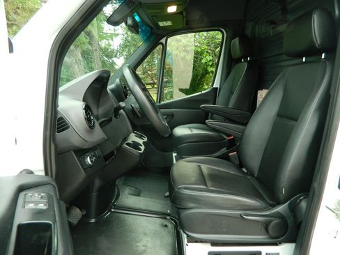 Used 2022 Mercedes-Benz Sprinter 2500 image 14