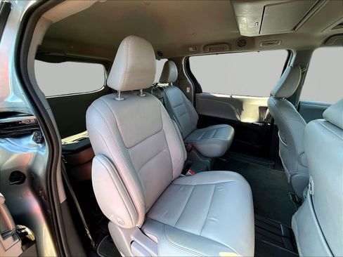 Used 2018 Toyota Sienna XLE Premium FWD image 25