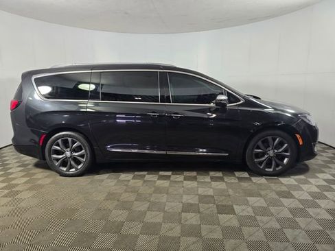 Used 2017 Chrysler Pacifica Limited image 4