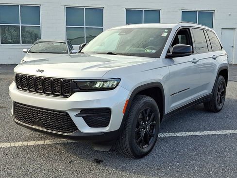 Used 2024 Jeep Grand Cherokee Altitude image 3