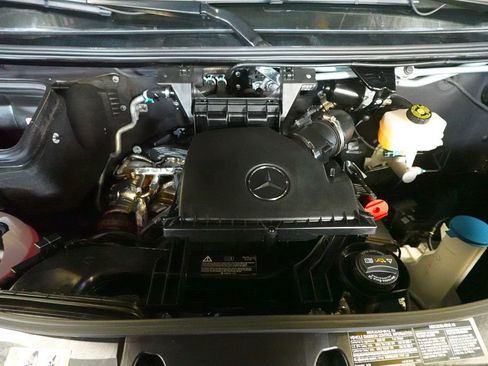 Used 2025 Mercedes-Benz Sprinter 2500 image 27