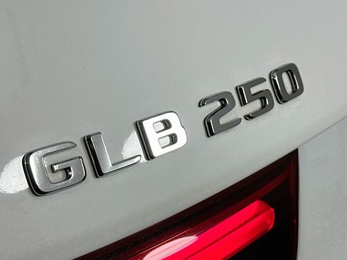 Used 2024 Mercedes-Benz GLB 250 4MATIC image 27