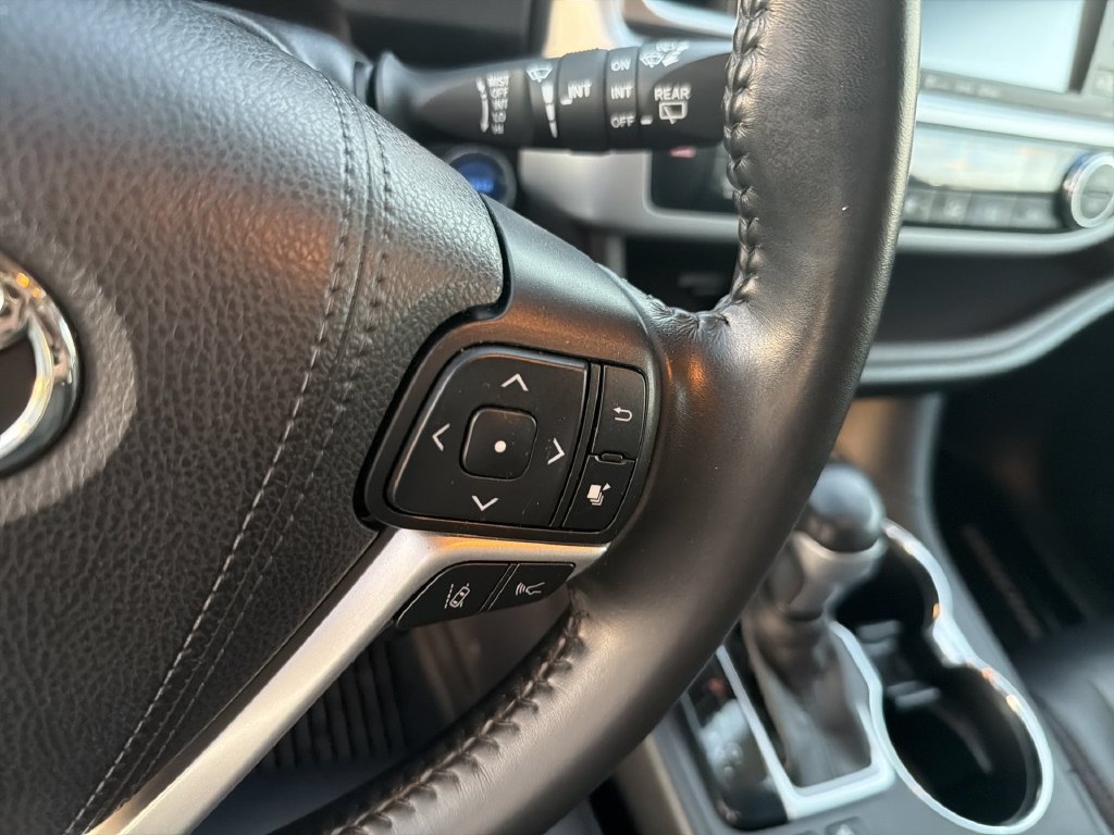 Used 2019 Toyota Highlander XLE AWD/4WD image 18