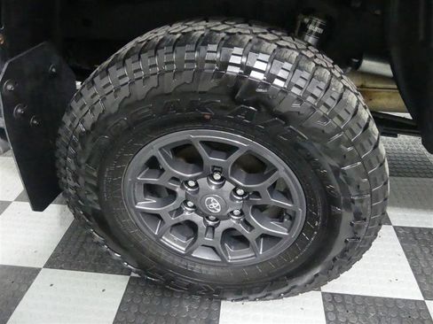 Used 2017 Toyota Tacoma SR image 14