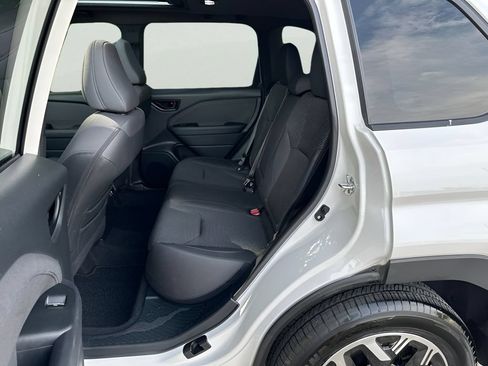 Used 2025 Subaru Forester Premium AWD/4WD image 18