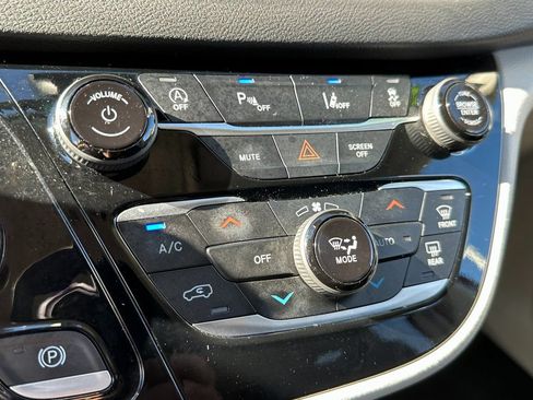 Used 2024 Chrysler Pacifica Touring-L FWD image 30