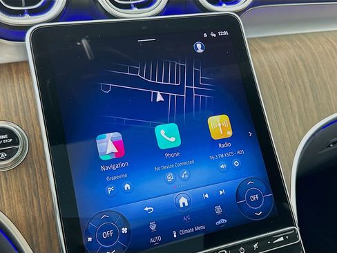 Used 2025 Mercedes-Benz GLC 300 4MATIC image 16