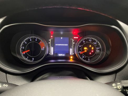 Used 2019 Jeep Cherokee Latitude Plus AWD/4WD image 20