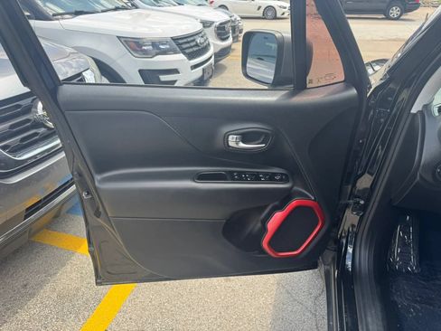 Used 2019 Jeep Renegade Trailhawk AWD/4WD image 6