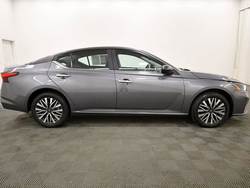 Used 2024 Nissan Altima 2.5 SV AWD/4WD image 9