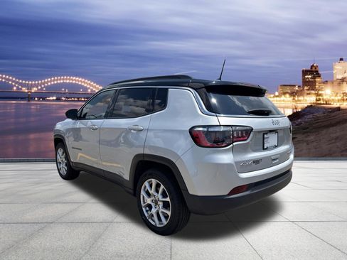 Used 2025 Jeep Compass Limited AWD/4WD image 3