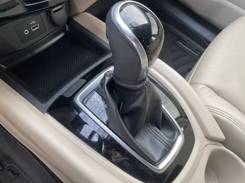 Used 2018 Nissan Rogue SV w/ Premium Package image 16