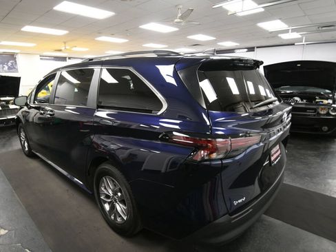 Used 2025 Toyota Sienna XLE FWD image 5