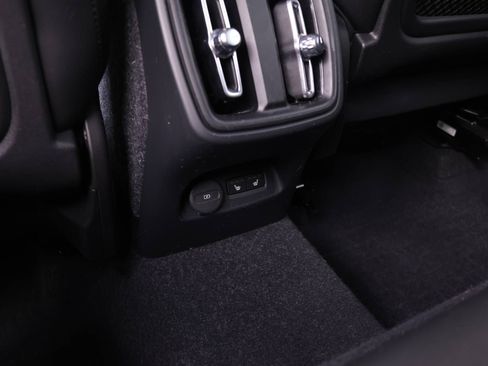 Used 2021 Volvo XC40 T5 R-Design w/ Climate Package AWD/4WD image 16