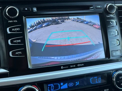 Used 2018 Toyota Highlander SE FWD image 24