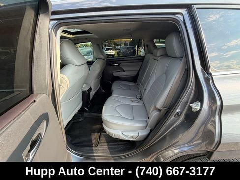 Used 2020 Toyota Highlander XLE AWD/4WD image 13