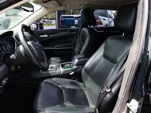 Used 2016 Chrysler 300 C RWD image 17