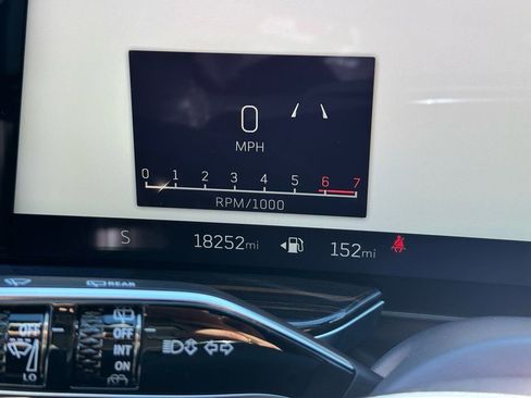 Used 2025 Cadillac Escalade Premium Luxury AWD/4WD image 31