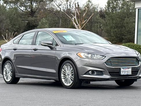 Used 2013 Ford Fusion SE image 2