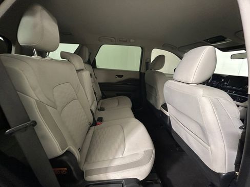 Used 2022 Nissan Pathfinder SV image 17