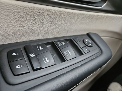 Used 2024 Chrysler Pacifica Touring-L FWD image 22