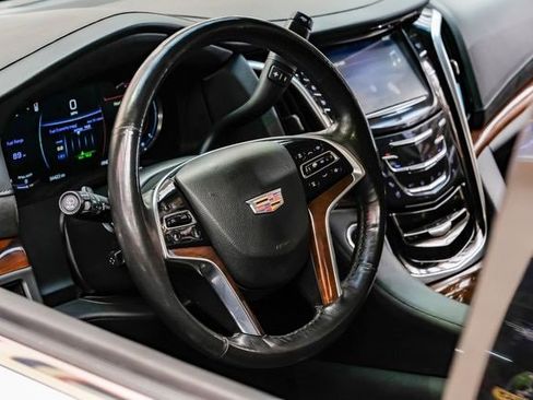 Used 2020 Cadillac Escalade Base image 16