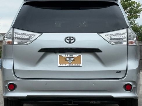 Used 2020 Toyota Sienna SE Premium w/ Nightshade Edition FWD image 4