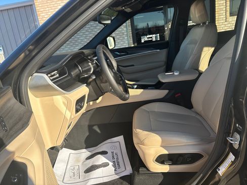 Used 2024 Jeep Grand Cherokee Limited image 3