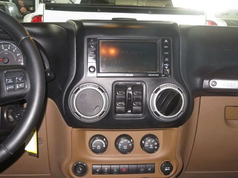 Used 2013 Jeep Wrangler Unlimited Sahara w/ Connectivity Group AWD/4WD image 38