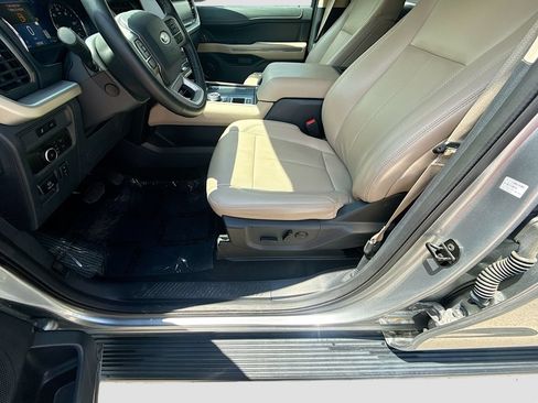 Used 2024 Ford Expedition XLT RWD image 19