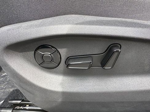 New 2025 Volkswagen Tiguan SE image 17