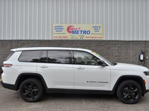 Used 2023 Jeep Grand Cherokee L Limited w/ Black Appearance Package AWD/4WD image 9