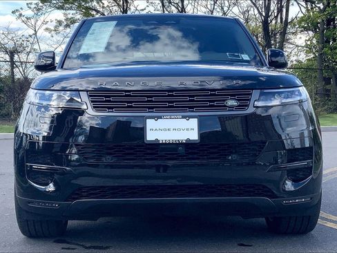 Used 2025 Land Rover Range Rover Sport SE AWD/4WD image 2