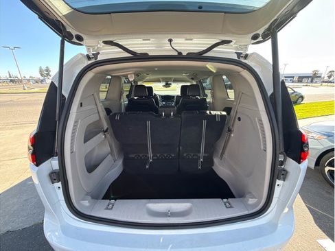 Used 2023 Chrysler Pacifica Touring-L FWD image 10
