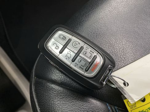 Used 2021 Chrysler Pacifica Touring-L FWD image 31