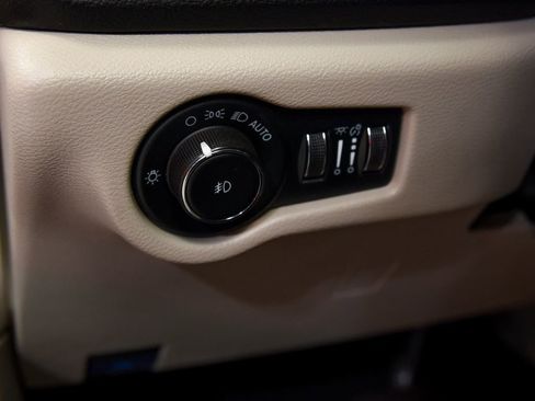 Used 2023 Chrysler Pacifica Touring-L AWD/4WD image 20