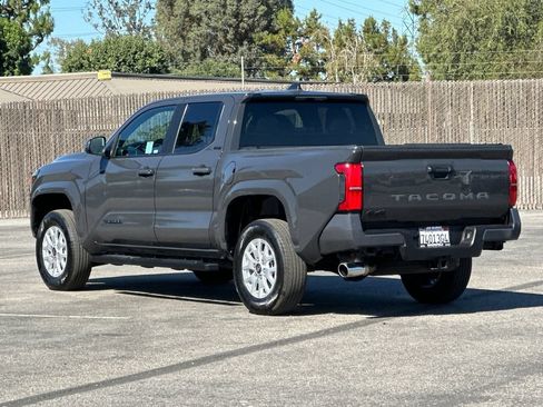 Used 2025 Toyota Tacoma SR5 AWD/4WD image 5