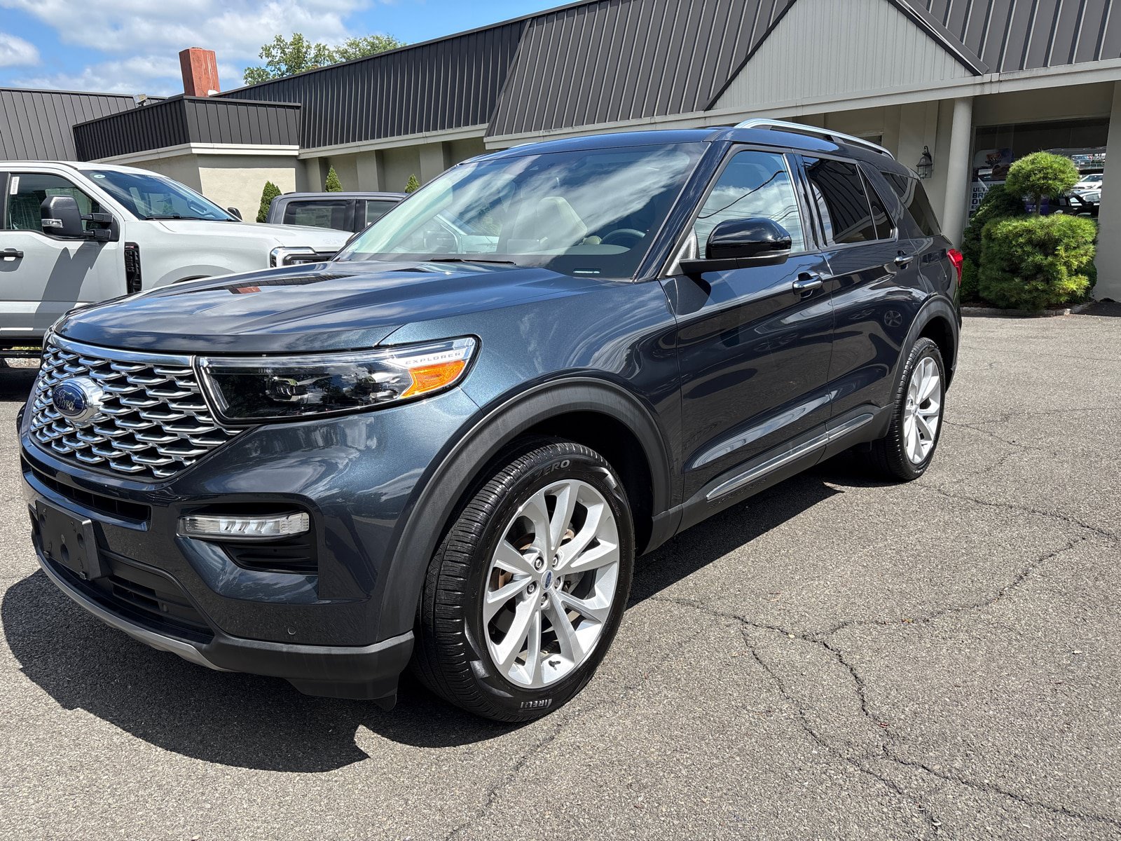 Used 2023 Ford Explorer Platinum w/ Technology Package AWD/4WD image 3