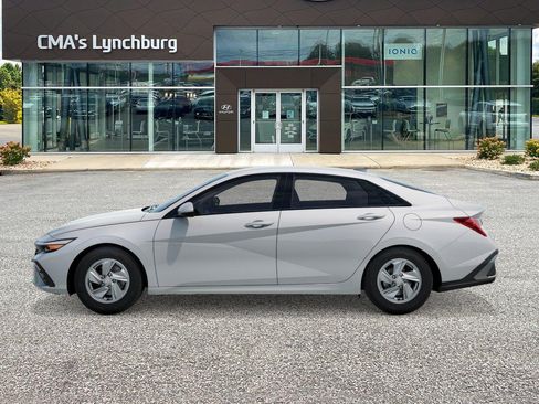 New 2026 Hyundai Elantra SE FWD image 3