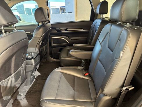 Used 2024 Kia Telluride S image 9