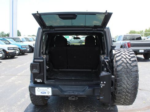 Used 2018 Jeep Wrangler Unlimited Sport S AWD/4WD image 18