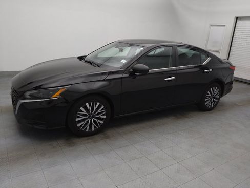 Used 2024 Nissan Altima 2.5 SV image 2