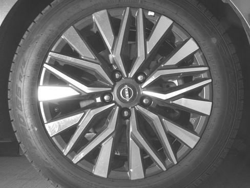 Used 2025 Nissan Altima 2.5 SV FWD image 13