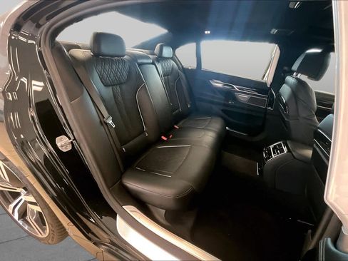 Used 2019 BMW 750i w/ Executive Package RWD image 18